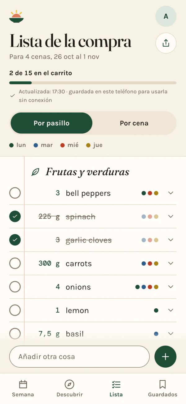 La lista de la compra de Simmerset en un móvil, agrupada por pasillos, con cada línea marcada con las cenas que la necesitan