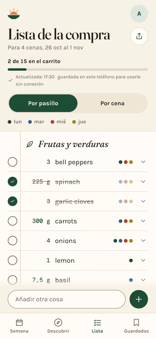 La lista de la compra de Simmerset en un móvil: líneas agrupadas por pasillos, cada una con su cantidad y un punto de color por cada cena que la necesita.