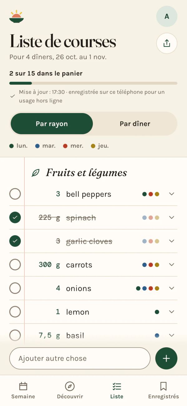 La liste de courses Simmerset sur un téléphone, rangée par rayon, chaque ligne marquée des dîners qui en ont besoin
