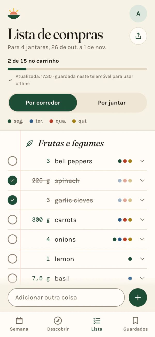 A lista de compras do Simmerset num telemóvel, agrupada por corredor, com cada linha marcada com os jantares que precisam dela
